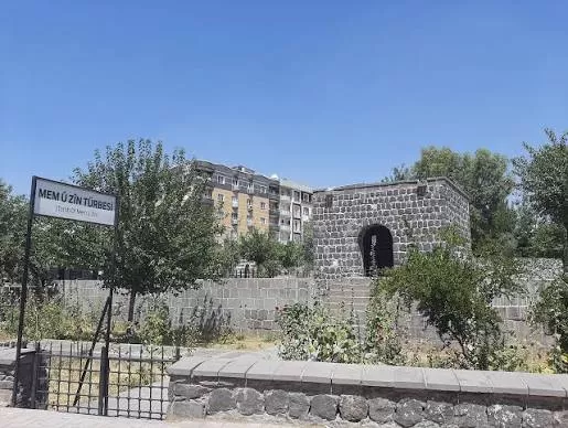 Mem Û Zîn Türbesi (abdaliye Medresesi)