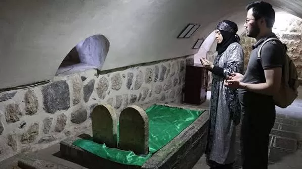 Mem Û Zîn Türbesi (abdaliye Medresesi)